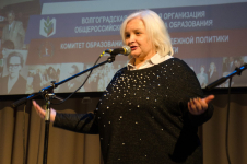 Лариса Тропкина на презентации второго выпуска областной энциклопедии о заслуженных учителях и работниках системы образования (16 декабря 2022 года). Фото: Волгоградская областная организация Общероссийского Профсоюза образования