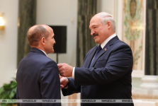 Александр Лукашенко награждает Владимира Андриевича почётным званием «Заслуженный деятель культуры Республики Беларусь» (17 января 2020 года)