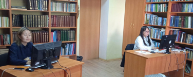 Варвара Филиппова (слева) и Ньургуйаана Прокопьева на обучении в ИБЭ АН РБ (16-20 сентября 2024 года). Фото: ИБЭ АН РБ