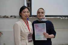 Руководитель направления академических партнёрств АНО «Интернет-энциклопедия „Рувики“» Людмила Цой (слева) вручает Благодарственное письмо Исите Мусхановой (15 апреля 2026 года). Фото: ЧГПУ