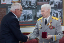 Владимир Некрасов дарит БРЭ библиотечному фонду Центрального музея Росгвардии (июнь 2018 года)