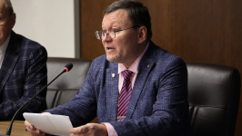 Игорь Кравец на круглом столе с международным участием «Право, бионейроконституционализм и права человека в эпоху генетической информации и бионейротехнологий» (5 декабря 2025 года). Фото: Варвара Фролкина/пресс-служба НГУ