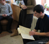 Первые минуты знакомства студентов с энциклопедией. Фото: ИА «Амур.инфо»