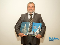 Юрий Каргин с первым и вторым изданиями «Балаковской народной энциклопедии» на презентации (5 сентября 2025 года). Фото: «ПроБалаково»