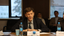 Андрей Медушевский на круглом столе с международным участием «Право, бионейроконституционализм и права человека в эпоху генетической информации и бионейротехнологий» (5 декабря 2025 года). Фото: Варвара Фролкина/пресс-служба НГУ