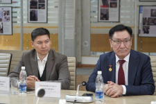 Аттокур Джапанов (справа) на презентации первого тома энциклопедии «Атай Огонбаев» (24 октября 2025 года). Фото: НБ КР