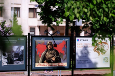 Плакат «Слава Красной Армии, отстоявшей завоевания Октября!» на уличной выставке графических работ «От Кремля до Рейхстага» из фонда Музея Победы (Москва, Чистопрудный бульвар, май 2025 года). Фото: «Рувики»
