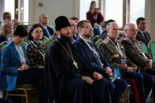 В первом ряду (первый и второй справа): Геннадий Зайцев и Валерий Степанченко на концерте ансамблей казачьей культуры I Всероссийского конкурса «Лучшее краеведческое издание по истории и культуре российского казачества» (6 октября 2023 года). Фото: РГБ