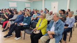 Соавтор энциклопедии Юрий Сафронов (второй во втором ряду справа) на торжественной церемонии награждения лауреатов ежегодного саратовского областного конкурса «Лучшие книги 2024 года» (19 сентября 2025 года). Фото: VK-страница Саратовской ОУНБ