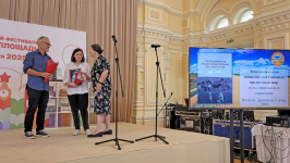 Нина Литвинец (справа) вручает диплом финалиста Марине Васильевой и Дмитрию Баранову (7 июня 2025 года). Фото: VK-страница издательства «Древности Севера»