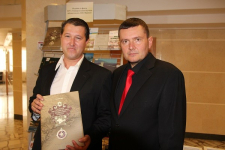 Денис Бугаев (слева) и Александр Клочков на презентации «Словаря географических названий Крыма» (5 ноября 2013 года). Фото: Vostorgplus