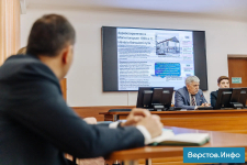 Пример справочной информации о здравоохранении в городе в 1930-е годы на рабочей встрече по подготовке энциклопедии к 100-летию Магнитогорска (9 октября 2025 года). Фото: «Верстов.Инфо»