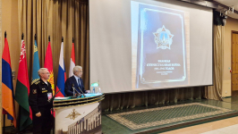 Алексей Спирин (слева) и Имангали Тасмагамбетов представляют энциклопедическое издание «Великая Отечественная война 1941—1945 годов» (24 апреля 2025 года). Фото: Максим Короткин/«Беларусь сегодня»