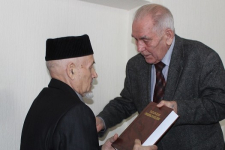Гумер Сабирзянов (справа) вручает том «Татарской энциклопедии» участнику научно-практической конференции «Дрожжановский муниципальный район: природа, история, экономика и культура» (4 декабря 2015 года)