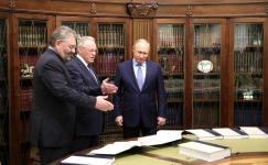 Слева направо: Сергей Кравец и Юрий Осипов на презентации бумажного издания БРЭ Владимиру Путину (20 декабря 2017 года)