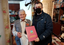 Юрий Богашев (справа) поздравляет с днём рождения Виктора Парамонова (17 февраля 2021 года)