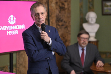 Дмитрий Родионов выступает на презентации энциклопедии Александринского театра (12 мая 2021 года). Фото: Александринка