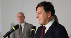 Юрий Носов (справа) выступает после подписания соглашения Президентской библиотеки с интернет-энциклопедией «Рувики» (3 октября 2023 года). Фото: Президентская библиотека