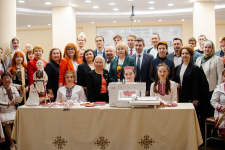 Участники конференции «Цифровизация языков народов России: масштабирование опыта и перспективы» в этнографическом окружении (16 апреля 2026 года). Фото: МарГУ