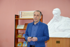 Михаил Нянковский на презентации «Литературного энциклопедического словаря Ярославского края (XII — начало XXI века)» в Лермонтовке (7 марта 2018 года). Фото: ЦБС Ярославля