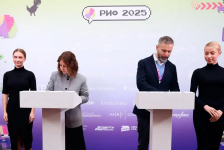 Елена Литовченко и Сергей Иванов подписывают соглашение АНО «Интернет-энциклопедия „Рувики“» и Rutube (24 сентября 2025 года). Фото: пресс-центр «Рувики»