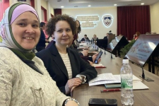 Слева направо (на переднем плане): Зиля Низамутдинова и Лилия Давлет на конференции «Цифровизация языков народов России: масштабирование опыта и перспективы» (16 апреля 2026 года). Фото: ИТЭР АН РТ