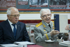 Владимир Некрасов дарит БРЭ библиотечному фонду Центрального музея Росгвардии (июнь 2018 года)
