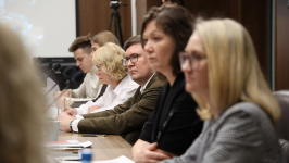 Участники круглого стола с международным участием «Право, бионейроконституционализм и права человека в эпоху генетической информации и бионейротехнологий» (5 декабря 2025 года). Фото: Варвара Фролкина/пресс-служба НГУ