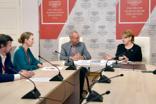 Владимир Гронский (в центре) и Наталья Кадашова (справа) на передаче ломоносовской «Поморской энциклопедии» в фонды РНБ (14 ноября 2022 года). Фото: РНБ