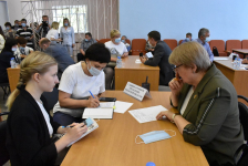 Александра Перехватова (справа) принимает обращения на выездном приёме руководителей министерств Правительства Рязанской области (9 июня 2021 года)