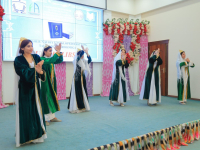 Танцевальный номер на презентации «Энциклопедии Алишера Навои» в УрГУ (23 мая 2025 года). Фото: УрГУ