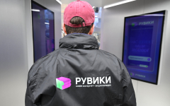 Представитель «Рувики» контролирует работу стенда на выставке «Россия» (7 апреля 2024 года). Фото: РИА «Новости»