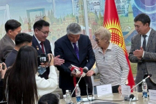 Передача в дар библиотеке экземпляров первого тома энциклопедии «Атай Огонбаев» на презентации (24 октября 2025 года). Фото: НБ КР