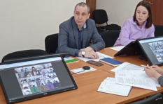 Булат Латыпов и Альбина Меньжукова на видео-конференц-связи по подготовке к изданию энциклопедии о городе Октябрьском (15 мая 2025 года). Фото: ИБЭ АН РБ