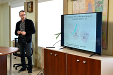 Антон Силаев демонстрирует карту начала XVIII века на заседании научно-редакционного совета «Энциклопедии Иркутской митрополии» (24 ноября 2025 года). Фото: ИЕ РПЦ МП