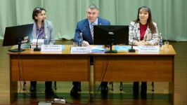 Лариса Айнутдинова (слева), Ильшат Нуриев и Эльмира Галимова в президиуме научного семинара «Муниципальные энциклопедии: методологические подходы» (6 декабря 2024 года). Фото: ИТЭР АН РТ