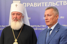 Митрополит Иркутский и Ангарский Максимилиан и Игорь Кобзев на третьем заседании оргкомитета по организации празднования 300‑летия Иркутской епархии (24 августа 2026 года). Фото: VK Законодательного собрания Иркутской области (модифицировано)