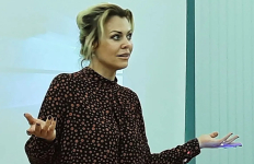 Светлана Тимофеева-Летуновская выступает на презентации четырёхтомной энциклопедии «Актёры отечественного кино» (3 сентября 2021 года)