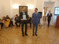 Олег Ягов (справа) вручает Владимиру Тобольченко благодарность за работу над электронной «Пензенской энциклопедией» (15 апреля 2022 года). Фото: РИА ПО