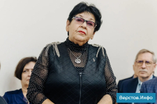 Краевед Ирина Андреева выступает на рабочей встрече по подготовке энциклопедии к 100-летию Магнитогорска (9 октября 2025 года). Фото: «Верстов.Инфо»