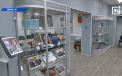 Витрина выставки «Всё об авторе» (о Веронике Мацак) к 20-летию издания краеведческой энциклопедии Печенги (октябрь 2025 года). Фото: скрин с видео телеканала «ТВ21+»