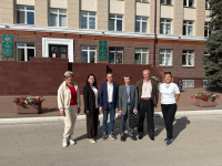 Башкортостанские энциклопедисты по прибытии в город Октябрьский (слева направо: Гульдар Ишкинина, Альбина Меньжукова, Булат Латыпов, Равиль Фазылов, Александр Сухогузов, Зинфира Улямаева; 26 августа 2025 года). Фото: VK-страница ИБЭ АН РБ