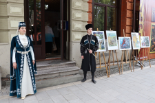 На входе на презентацию трёхтомной «Энциклопедии осетинской Нартиады» (28 июня 2023 года). Фото: СОИГСИ им. В. И. Абаева