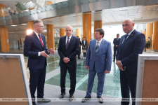 Вадим Гигин (слева) выступает в кулуарах круглого стола НББ «Национальная библиотека Беларуси — деятельность во имя творчества и созидания» (16 июня 2026 года). Фото: «БелТА»