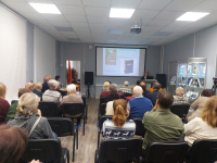 Рассказ о предшествующих изданиях на мероприятии к 20-летию выпуска издания «Печенга: опыт краеведческой энциклопедии» (18 октября 2025 года). Фото: Историко-краеведческий музей Печенгского муниципального округа