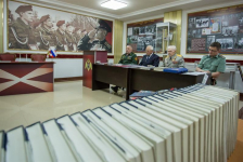 Владимир Некрасов дарит БРЭ библиотечному фонду Центрального музея Росгвардии (июнь 2018 года)