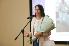 Наталья Ястреб выступает на юбилейном вечере Игоря Шайтанова в Вологодской областной библиотеке (11 августа 2022 года). Фото: «Культура в Вологодской области»