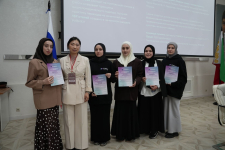 Руководитель направления академических партнёрств АНО «Интернет-энциклопедия „Рувики“» Людмила Цой (вторая слева) и удостоенные благодарственных писем участницы «Айдамировских чтений — 2026» (15 апреля 2026 года). Фото: ЧГПУ