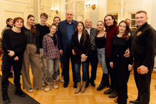 Сергей Николаев со студентами мастерской народного артиста РФ Валерия Афанасьева на презентации справочно-энциклопедического издания «Народные артисты СССР: биографии» (2 марта 2026 года). Фото: VK-страница Сергея Николаева