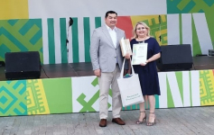 Рания Хасанова на вручении диплома лауреата и наград ИБЭ АН РБ за энциклопедию «Муртаза Рахимов» (1 июня 2025 года). Фото: ИБЭ АН РБ